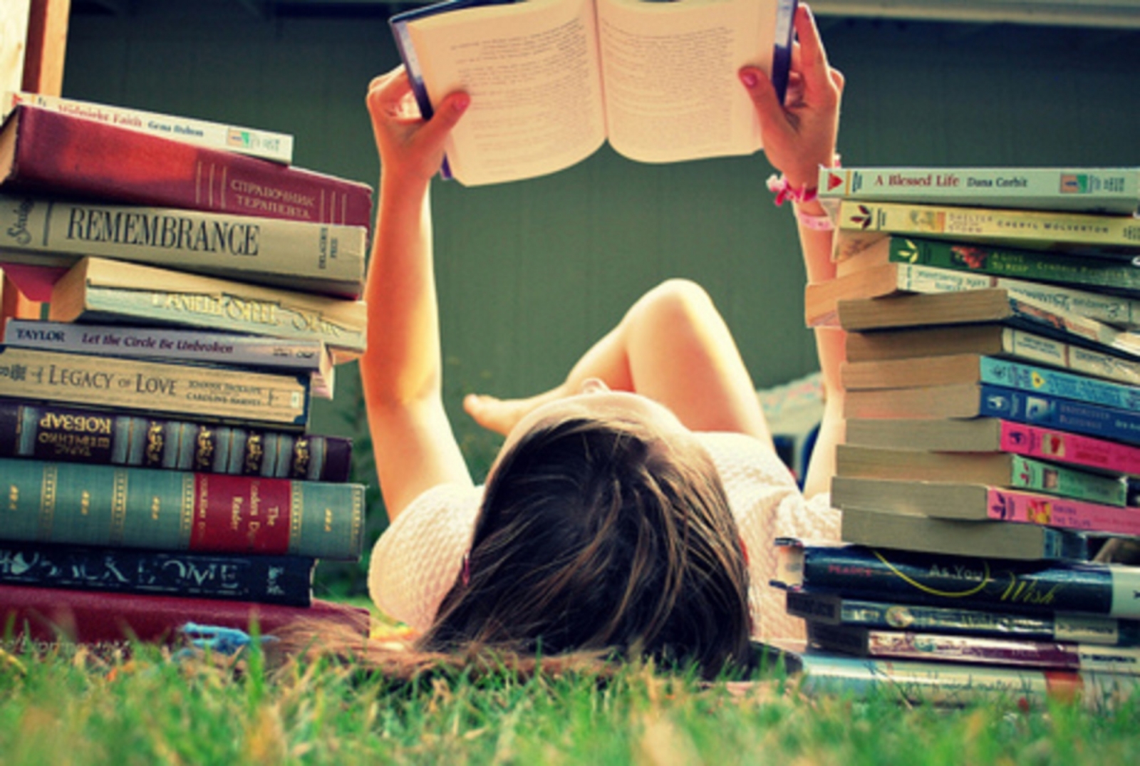 Я с большим бы удовольствием прочитал. Фотосессия с книгой. Девушка с книгой. Читает книгу. Книга человек.