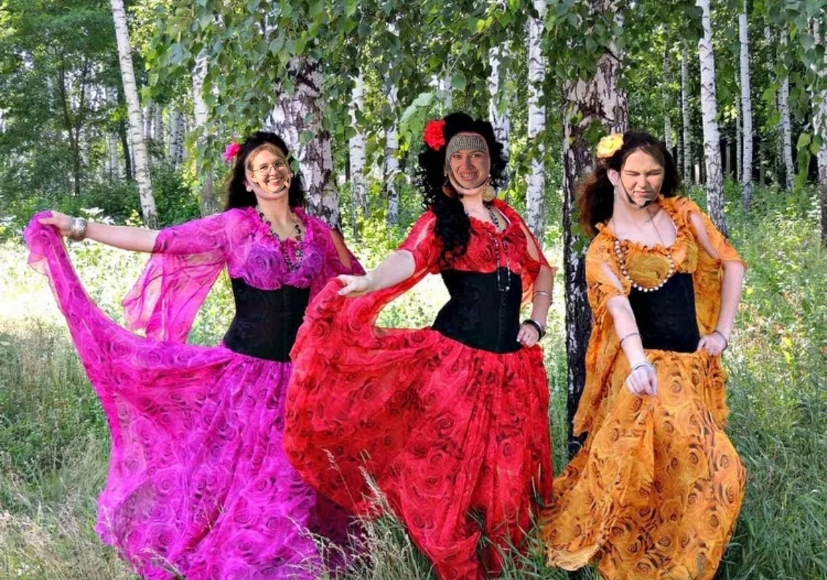 Песня цыганская сестра. Цыганский наряд. Платье в цыганском стиле. Цыганский национальный костюм. Образ цыгана.